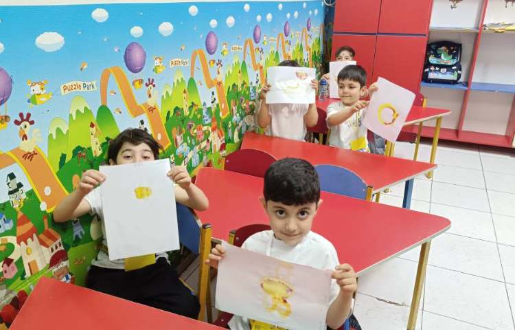 نقاشی علمی بوسلیه‌ی آبلیمو،پودرلباسشویی، زردچوبه تغییر رنگ را مشاهده کردند.