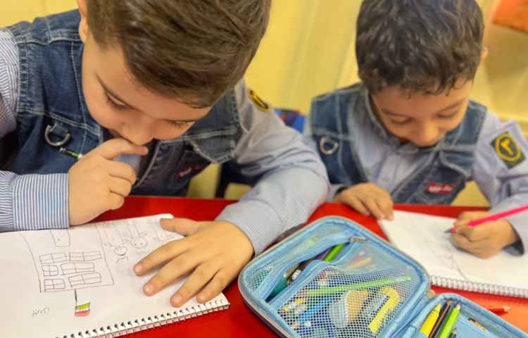 نقاشی فضای کلاس ودوستان خود 3