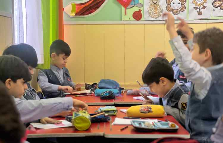 نقاشی فضای کلاس ودوستان خود 9