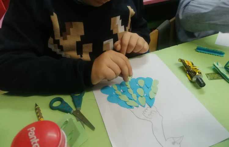 نقاشی و کلاژ شکل طاووس