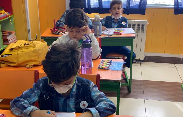 :نقاشی پسر، بستنی، بادبادک با حرف ب، کلاس توت فرنگی 1