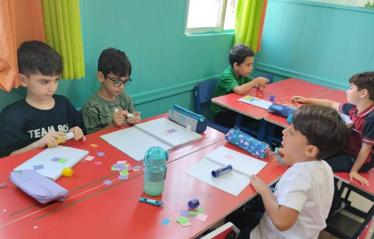 نقاشی کاردستی با خرده های کاغذ رنگی