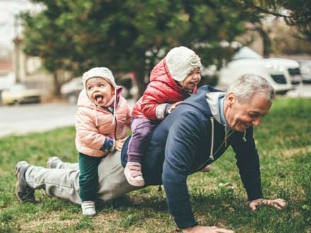 گذراندن وقت با مادربزرگ و پدربزرگ باعث جلوگیری از افسردگی می‌شود؛