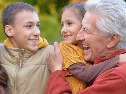 مادربزرگ‌ها و پدربزرگ‌ها آغوش پرمحبتی دارند؛