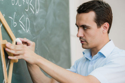 نقش معلم در پیشرفت تحصیلی دانش‌آموزان