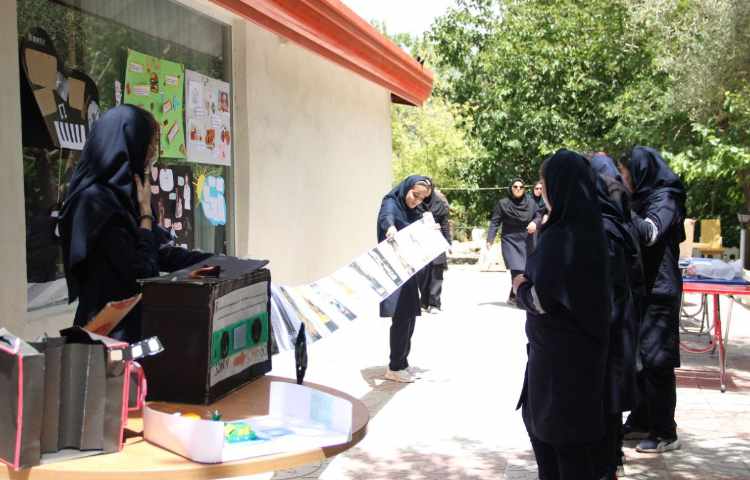 نمایشگاه دستاورد های دانش آموزان 1