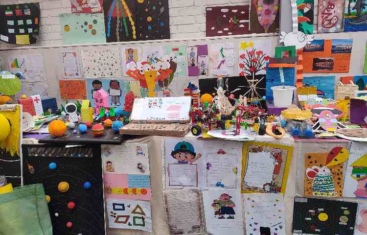 نمایشگاه دست سازه های آموزشی و فوق برنامه نیمسال اول 4