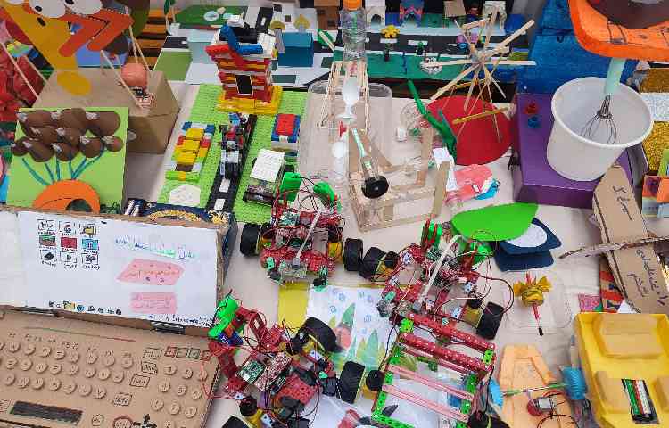 نمایشگاه دست سازه های آموزشی و فوق برنامه نیمسال اول 7