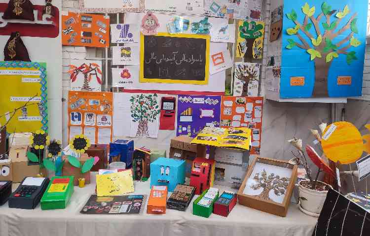 نمایشگاه دست سازه های آموزشی و فوق برنامه نیمسال اول 9