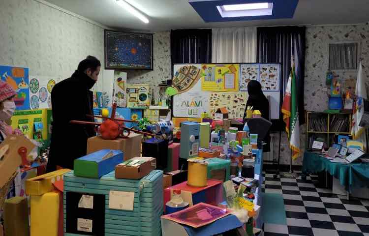 نمایشگاه دست سازه های دانش آموزان 12