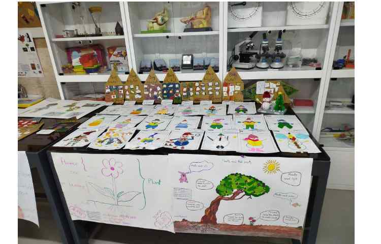 نمایشگاه دست سازه های دانش آموزان 12