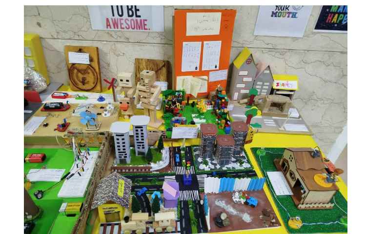 نمایشگاه دست سازه های دانش آموزان 6