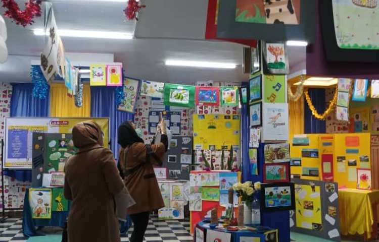 نمایشگاه فعالیت های فوق برنامه (هفته علوم، هنر و خلاقیت، رایانه) 11