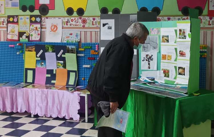 نمایشگاه فعالیت های فوق برنامه (هفته علوم، هنر و خلاقیت، رایانه) 17