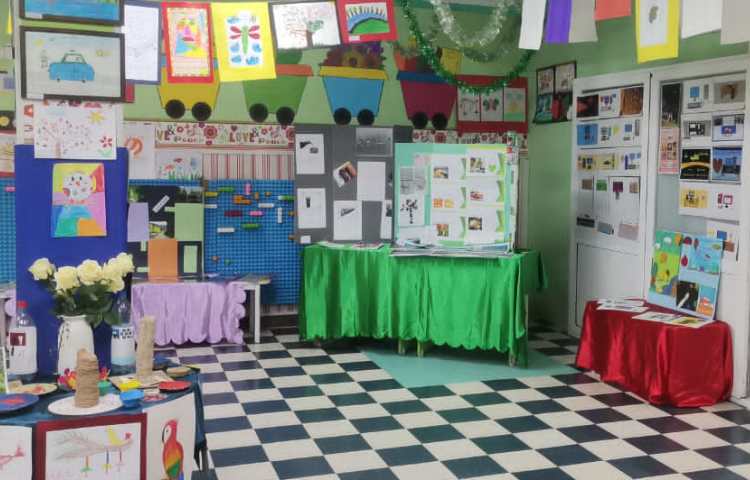 نمایشگاه فعالیت های فوق برنامه (هفته علوم، هنر و خلاقیت، رایانه) 18