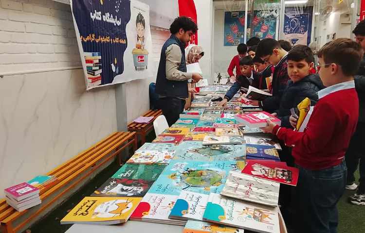 نمایشگاه کتاب بمناسبت هفته کتاب وکتابخوانی