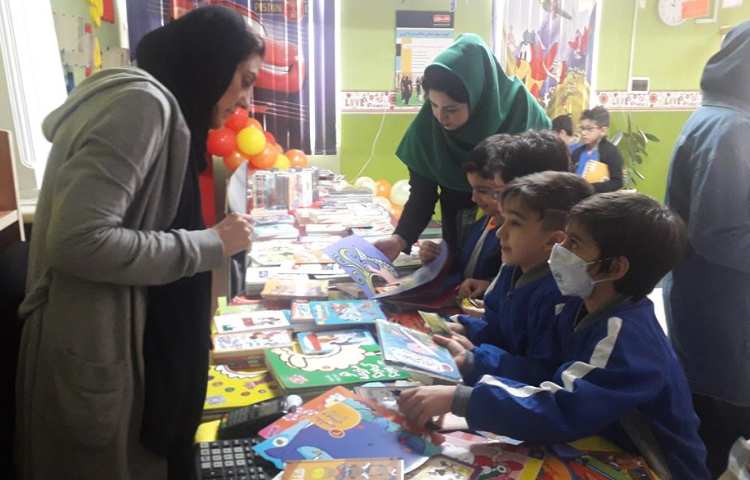 نمایشگاه کتاب به مناسبت هفته کتاب و کتابخوانی