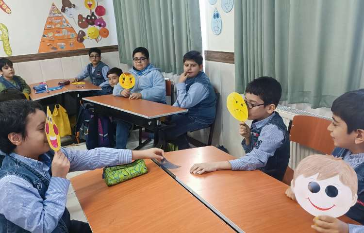 نمایش با ماسک‌های حالت‌های مختلف چهره 1