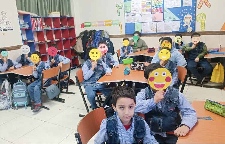 نمایش با ماسک‌های حالت‌های مختلف چهره 2