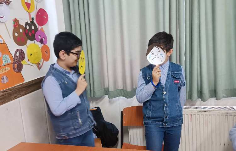 نمایش با ماسک‌های حالت‌های مختلف چهره 3