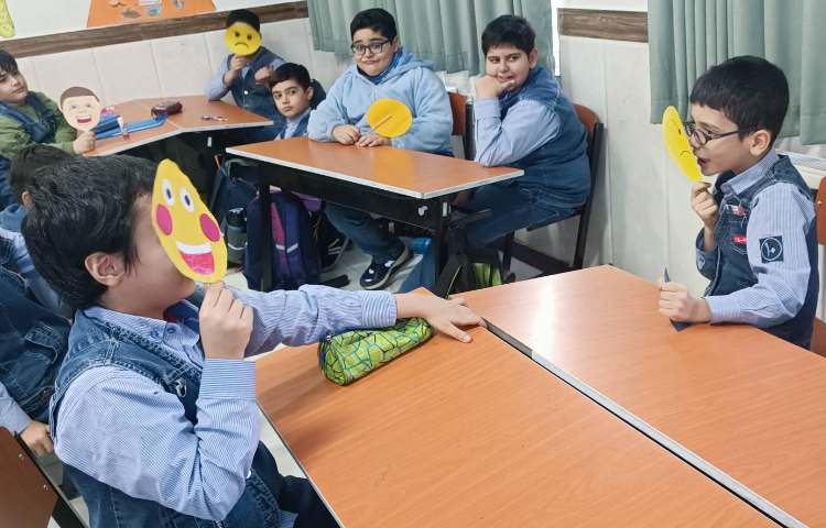 نمایش با ماسک‌های حالت‌های مختلف چهره 4