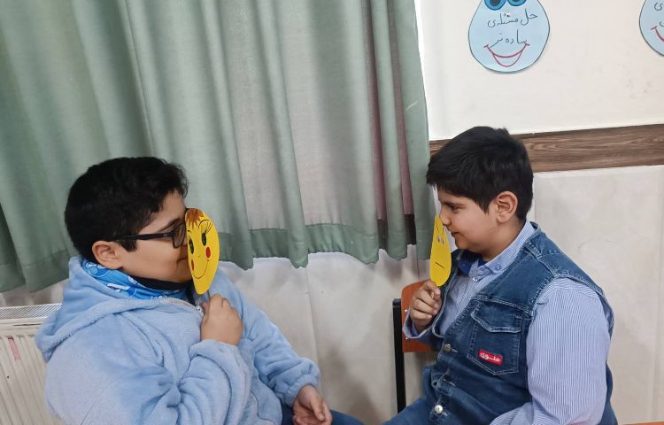 نمایش با ماسک‌های حالت‌های مختلف چهره