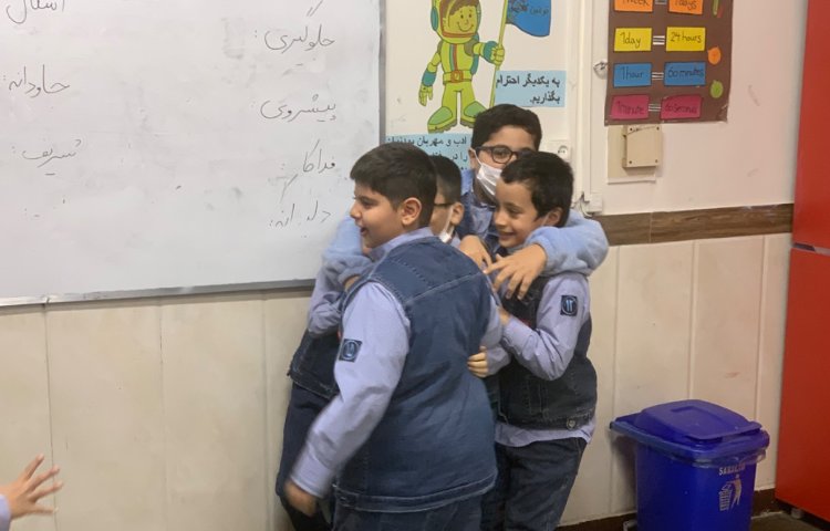 نمایش با کمک خلاقیت خود دانش اموزان 1