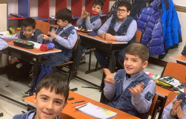 نمایش با کمک خلاقیت خود دانش اموزان 2