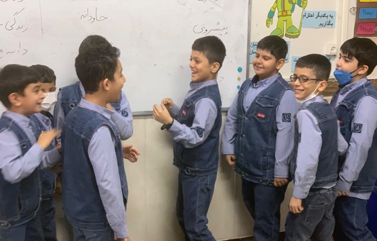 نمایش با کمک خلاقیت خود دانش اموزان 3