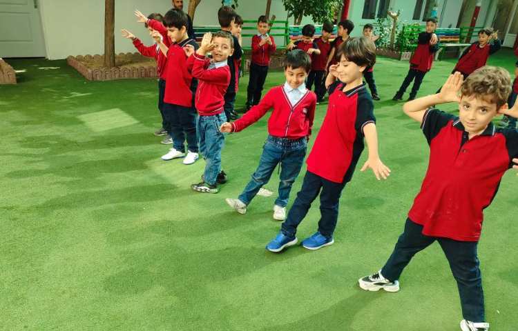 نمایش سایه‌بازی برای درس علوم فصل اول .در حیاط مدرسه اجرا شد. 1