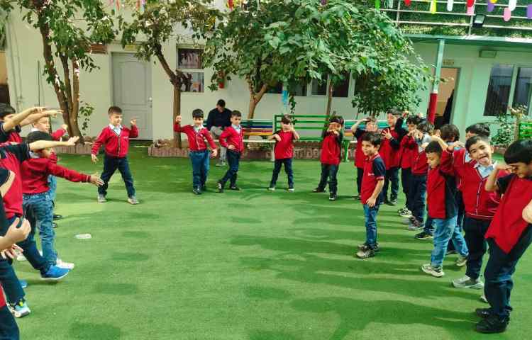 نمایش سایه‌بازی برای درس علوم فصل اول .در حیاط مدرسه اجرا شد. 2