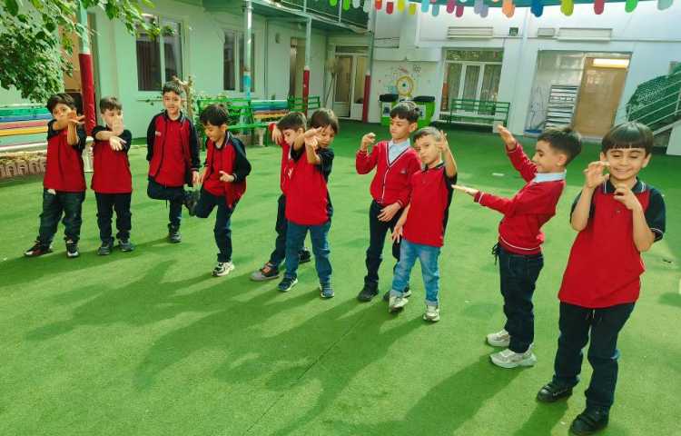 نمایش سایه‌بازی برای درس علوم فصل اول .در حیاط مدرسه اجرا شد. 3