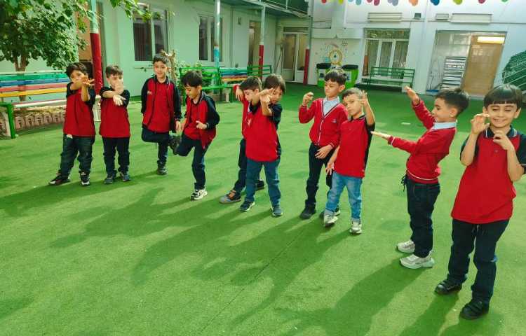 نمایش سایه‌بازی برای درس علوم فصل اول .در حیاط مدرسه اجرا شد.