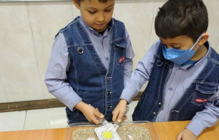 نمونه ای از تمرین مثال های هر حرف از طریق بازی با فلش کارت جهت مرور لغات