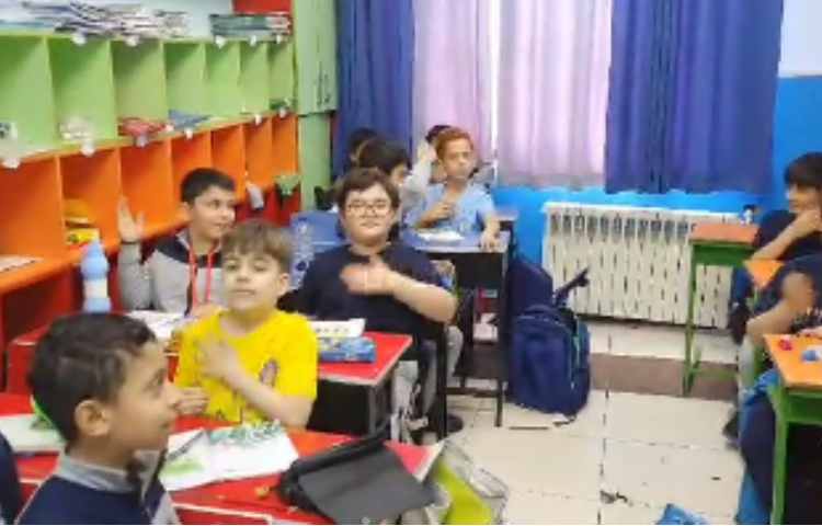 نوحه خوانی توسط یکی از دانش آموزان کلاس مریخ درس روز دهم صفحه 39 کتاب هدیه های آسمان