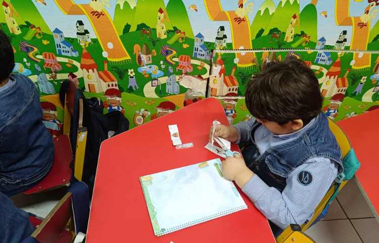 نوشتاری،بریدن آدم برفی و چسباندن آن در کتاب 2