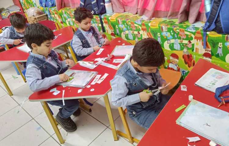 نوشتاری،بریدن آدم برفی و چسباندن آن در کتاب 3