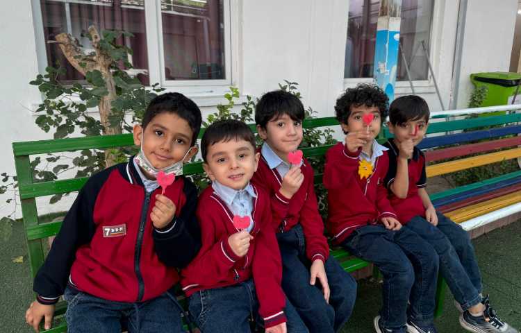 نوشتاری:جهت دستورزی و پرورش روحیه‌ی دوستی و مهربانی با خمیر قلب درست شد. 1