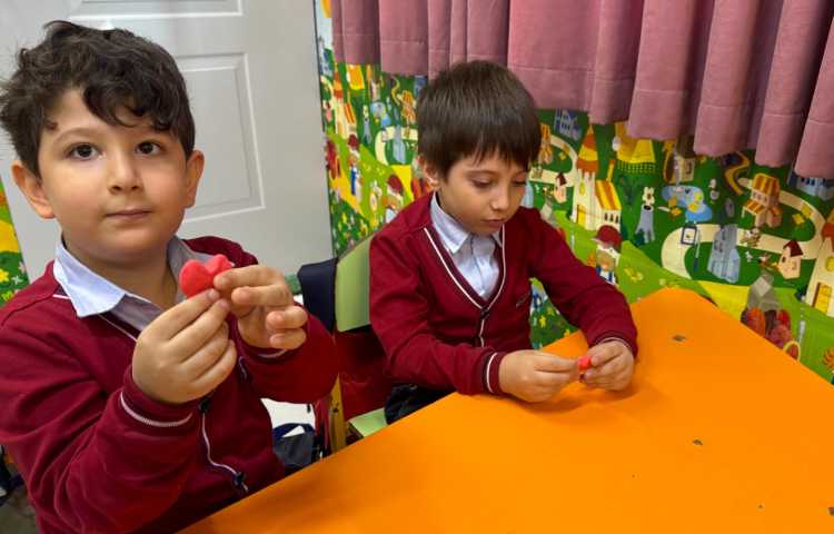 نوشتاری:جهت دستورزی و پرورش روحیه‌ی دوستی و مهربانی با خمیر قلب درست شد. 2