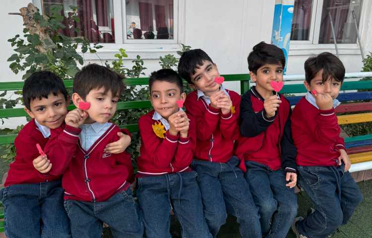 نوشتاری:جهت دستورزی و پرورش روحیه‌ی دوستی و مهربانی با خمیر قلب درست شد. 3