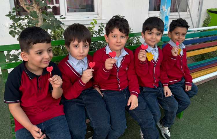 نوشتاری:جهت دستورزی و پرورش روحیه‌ی دوستی و مهربانی با خمیر قلب درست شد. 4