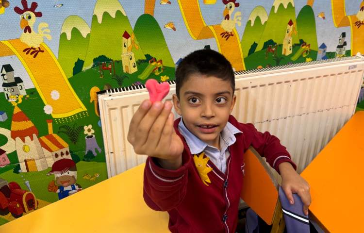 نوشتاری:جهت دستورزی و پرورش روحیه‌ی دوستی و مهربانی با خمیر قلب درست شد. 5