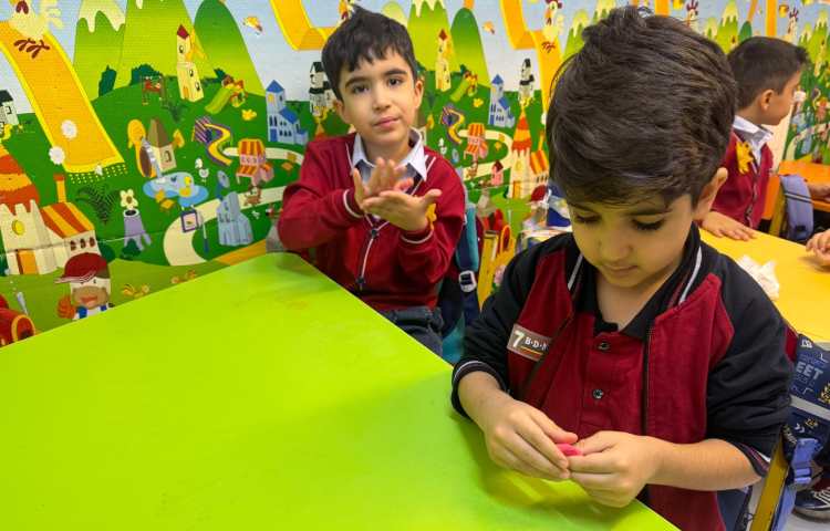 نوشتاری:جهت دستورزی و پرورش روحیه‌ی دوستی و مهربانی با خمیر قلب درست شد.