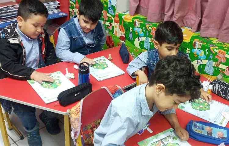 نوشتاری،گلوله کردن کاغذ و رنگ کردن با رنگ انگشتی) 3