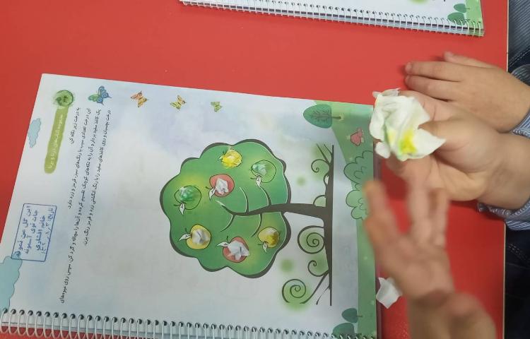 نوشتاری،گلوله کردن کاغذ و رنگ کردن با رنگ انگشتی) 4