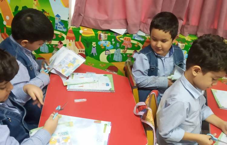 نوشتاری (استفاده از قیچی و در آخر پازل درست کردند) 2