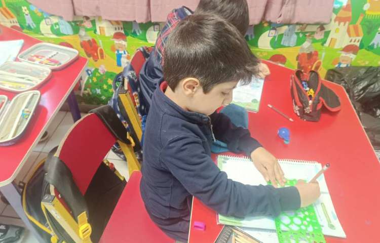 نوشتاری : به کمک شابلون مربع کشیدند. 1