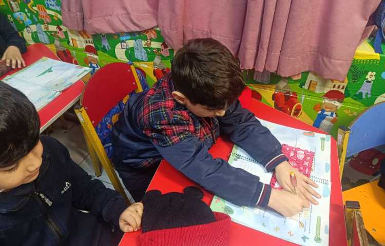 نوشتاری : به کمک شابلون مربع کشیدند. 2