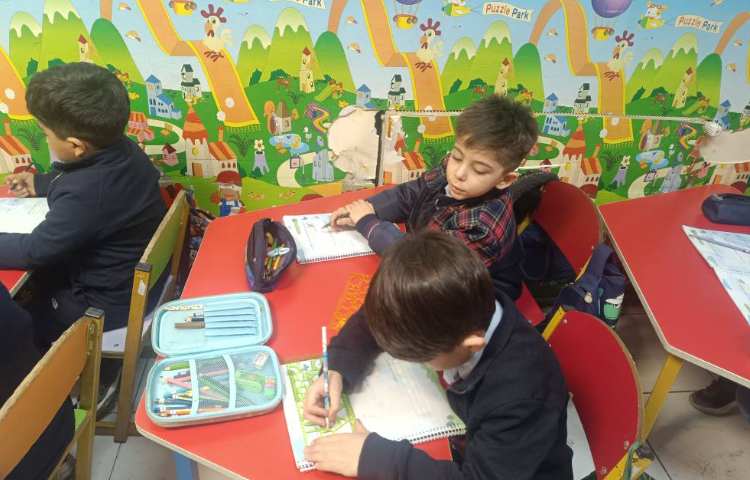 نوشتاری : به کمک شابلون مربع کشیدند. 4