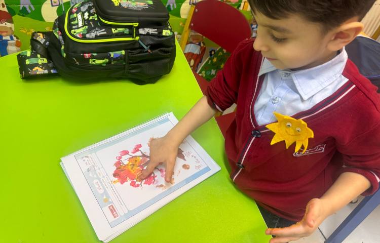 نوشتاری: تزئین درخت پاییزی با رنگ انگشتی 1